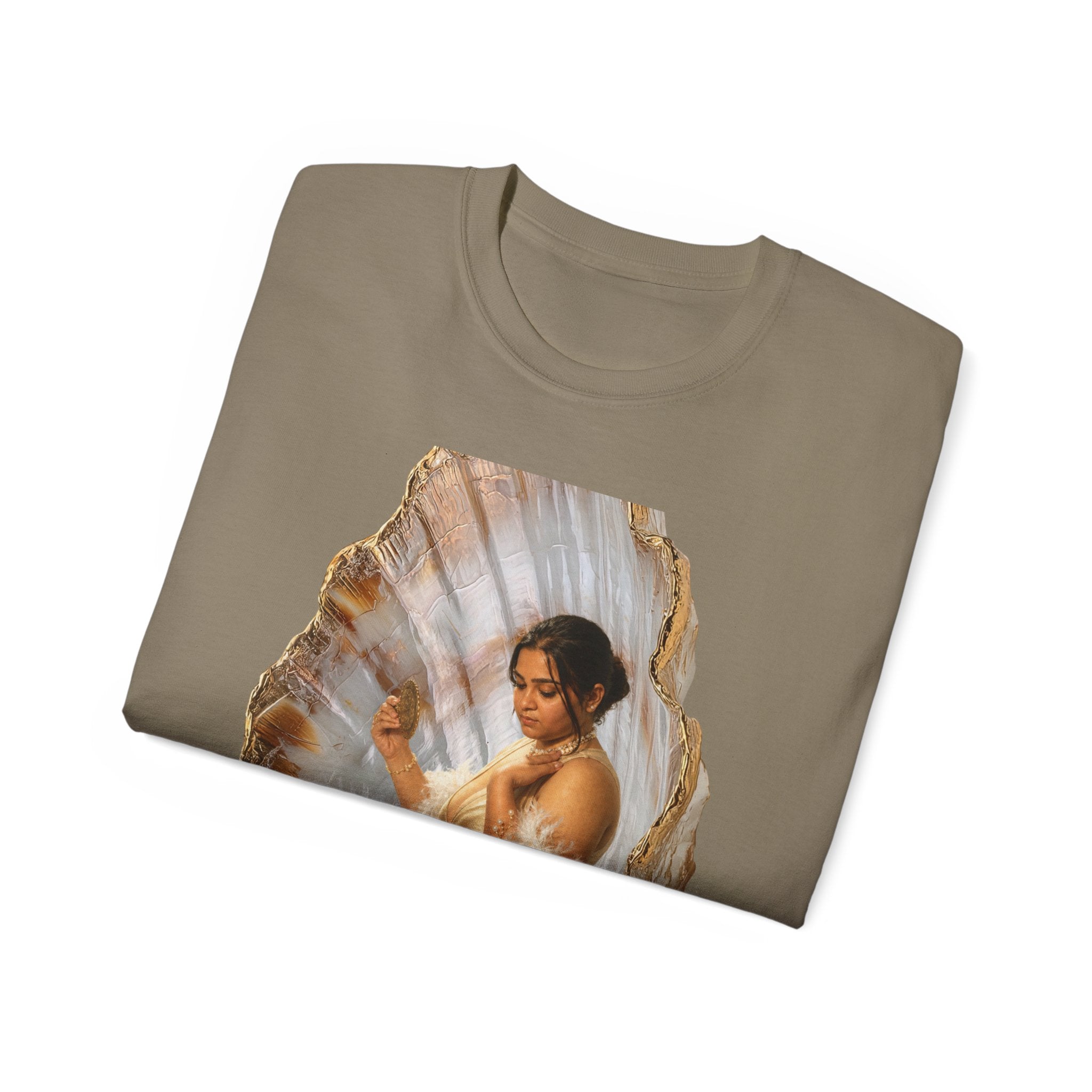 Vintage Glam Portrait T‑Shirt — Elegant Woman in Fur Graphic Tee