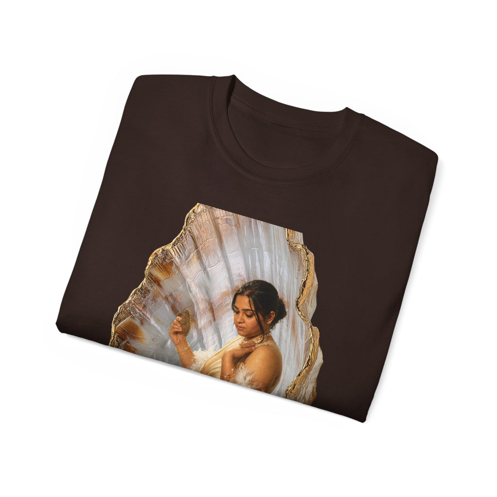 Vintage Glam Portrait T‑Shirt — Elegant Woman in Fur Graphic Tee