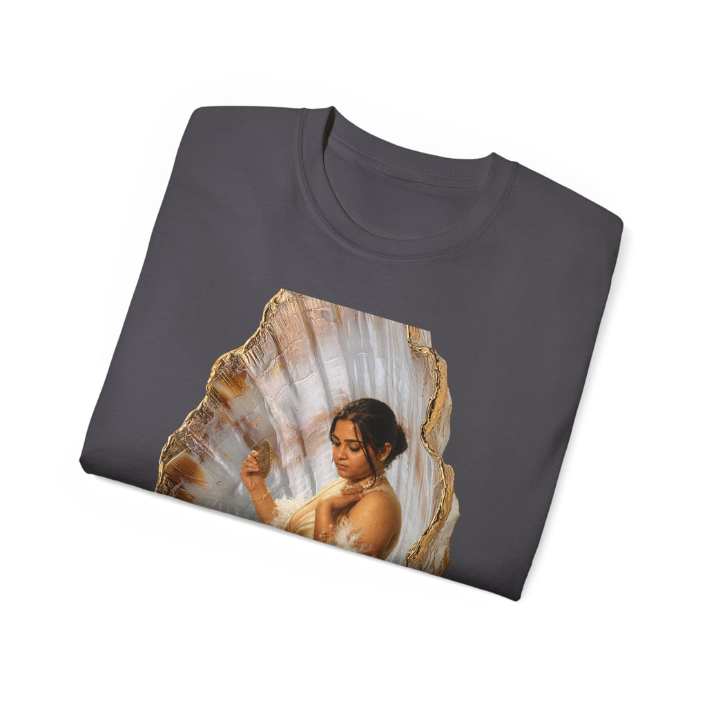 Vintage Glam Portrait T‑Shirt — Elegant Woman in Fur Graphic Tee