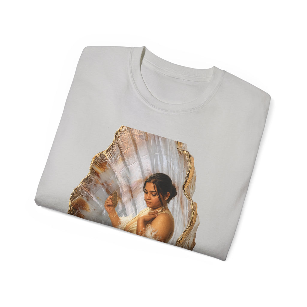 Vintage Glam Portrait T‑Shirt — Elegant Woman in Fur Graphic Tee