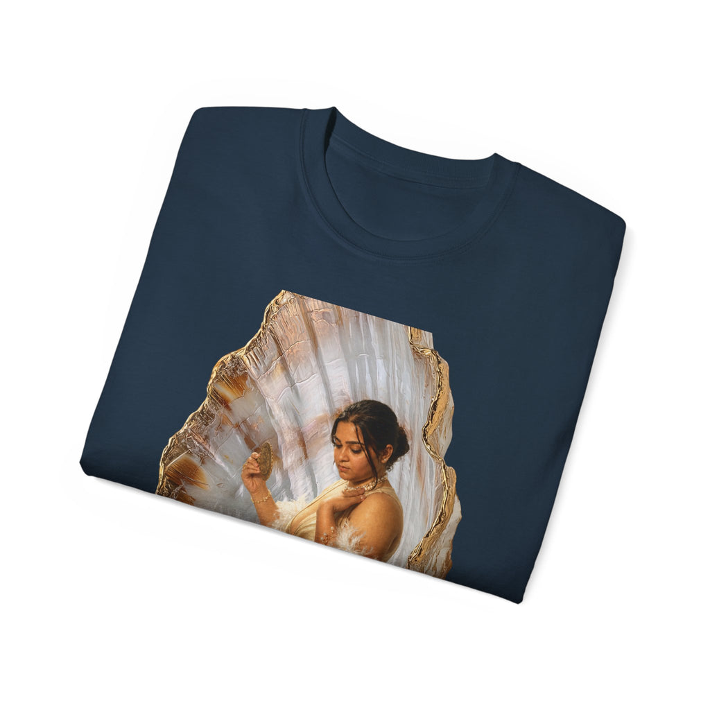 Vintage Glam Portrait T‑Shirt — Elegant Woman in Fur Graphic Tee